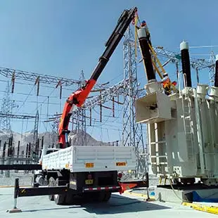 Desmontaje de transformador de potencia con camion grua
